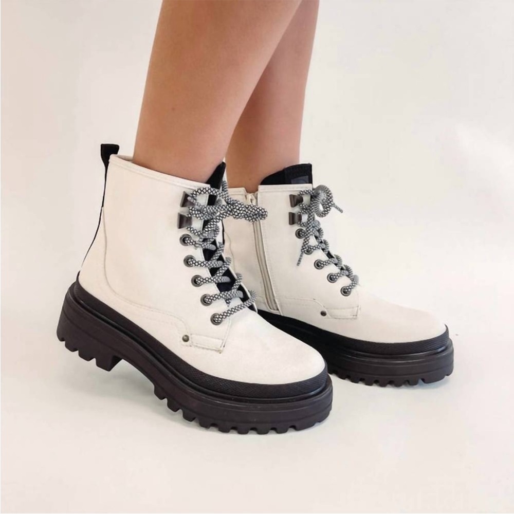 NEW SHU SHOP women's ymelda boot in white Size 8.5